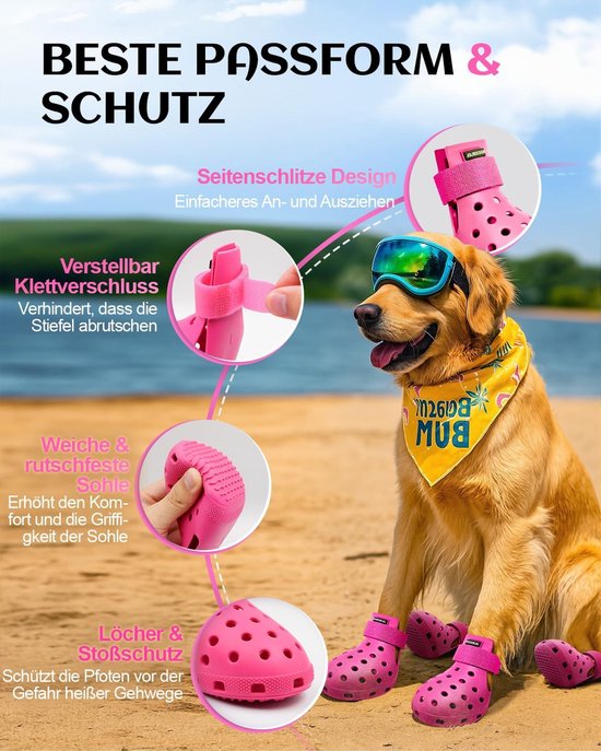 Golden retriever met roze hondenschoenen en een gele bandana, zittend op het strand.