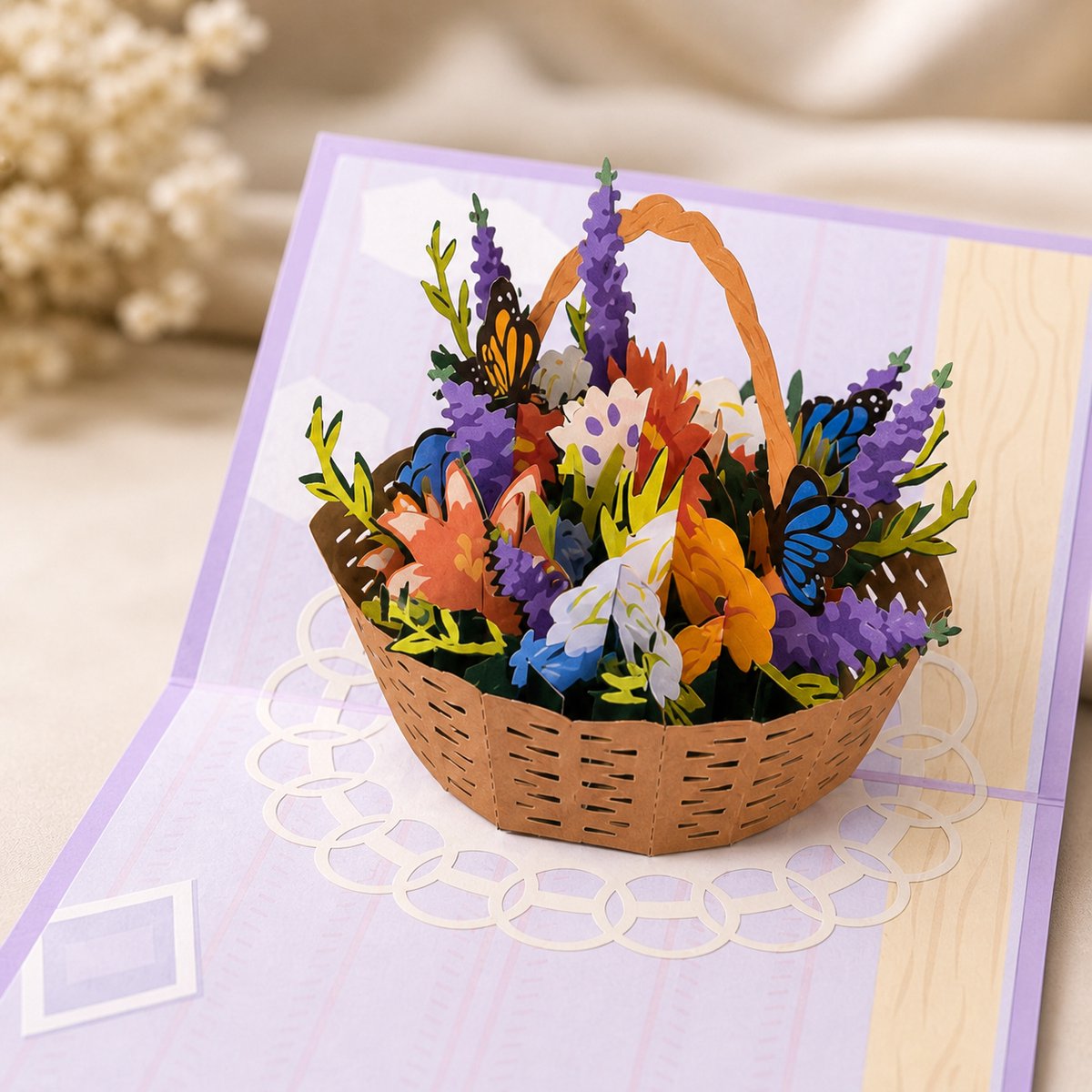 Paperbloom Pop Up Bloemenkaart - 3D Wenskaart met Bloemenmand en Vlinders - Luxe Paarse Kaart voor Verjaardag, Moederdag en Bedankt