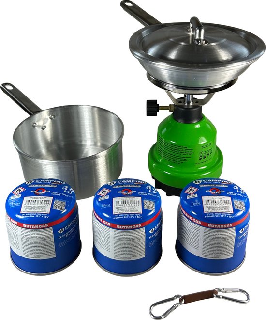 Groene gasbrander met kookgerei: aluminium steelpan, koekenpan met deksel en drie blauwe gasbussen.