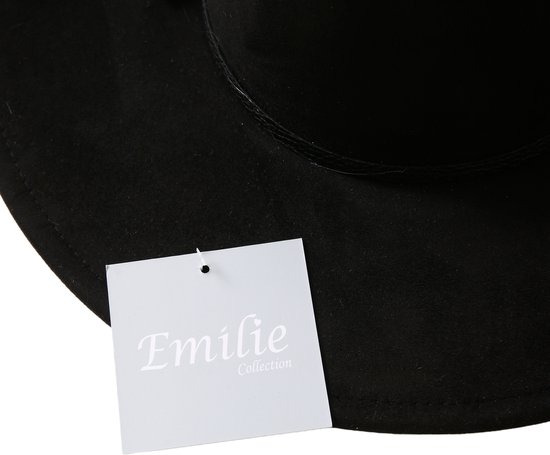 Zwarte suède look hoed met Emilie Collection label.