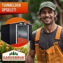 Zwarte berging met open deuren en een lachende man met overall. "Tuinhelden opgelet!"