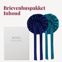 Inhoud van het brievenbuspakket: BEYEZA doos en twee satijnen slaapmutsen in donkerblauw en smaragdgroen.