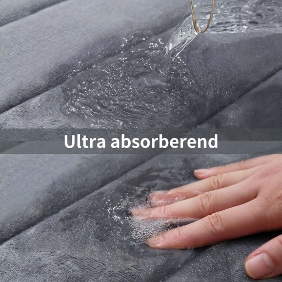 Water wordt op een grijze badmat gegoten, toont absorptie.