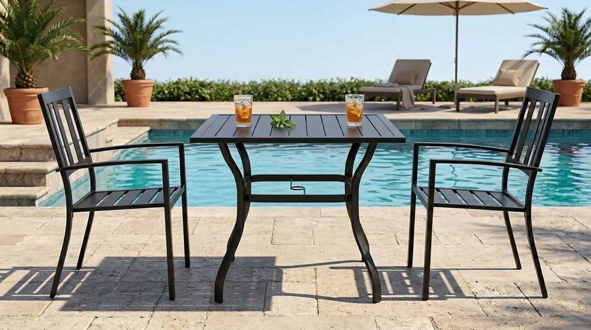 Tuinmeubelset 4 Personen – Meuble Paris Bistroset voor Buiten met Tuintafel 94x94 cm & 4 Stapelbare Metalen Stoelen – Weerbestendige en Onderhoudsvrije Outdoor Terras Set – Balkon- en Tuinmeubel Set met Parasolgat – Gestreept Design – Grijs/Zwart
