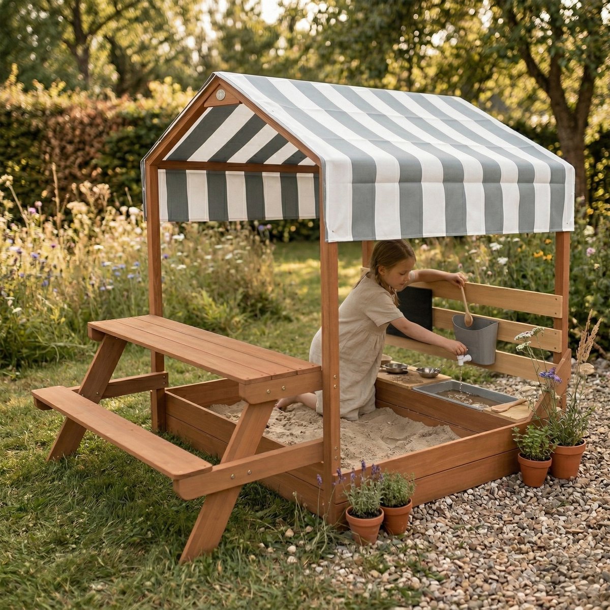 AXI Bo Zandbak & Speelhuisje 159 x 105 cm met Speelkeuken en Picknicktafel Bruin – FSC hout – Met Krijtbord en 6-delig Zandbak Accessoireset – Inclusief afdekzeil en gronddoek – 10 jaar garantie — afbeelding 4