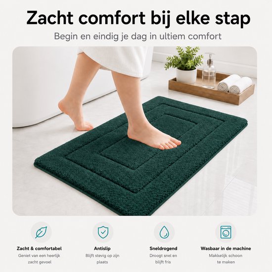 Voet stapt op een donkergroene, zachte badmat naast een toilet.