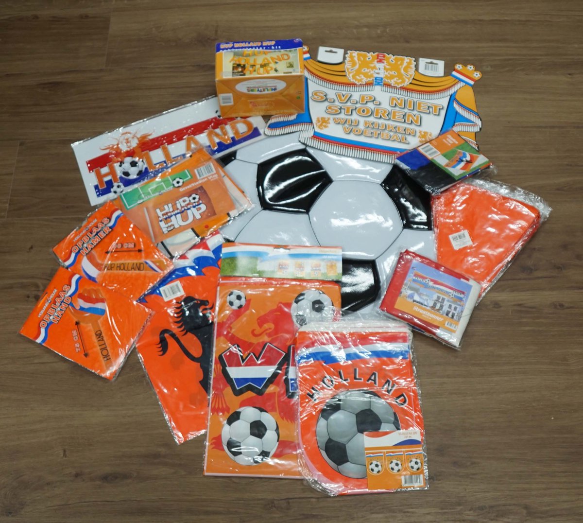 Straat pakket voetballen - WK 2026 straatpakket om de straat te versieren - Oranje feestelijke versiering - Oranje vlaggetjes - Voetbal vlaggenlijnen - Straat versieren voor WK 2026 - oranje versiering voor binnen of buiten