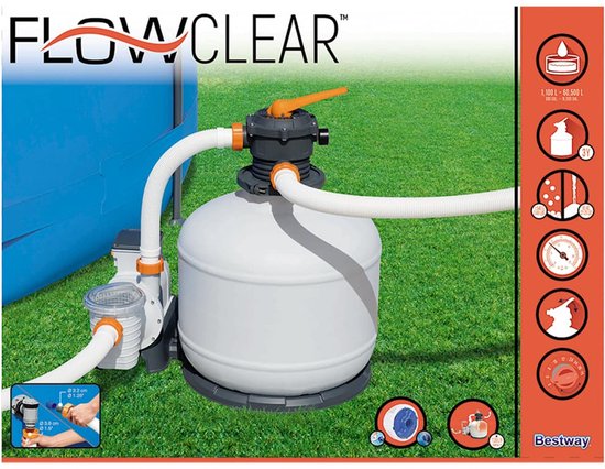 Flowclear zandfilterpomp bij een blauw zwembad op gras. Met 'Bestway' logo en icoontjes.