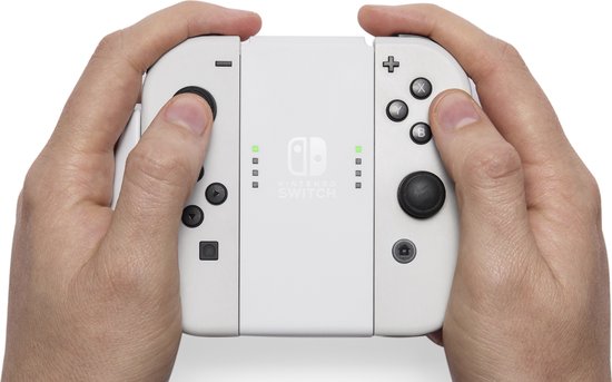 Handen houden een witte Nintendo Switch Joy-Con grip met een witte Joy-Con.
