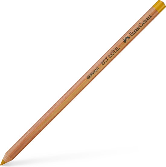 Faber-Castell Pitt Pastel potlood, okergeel licht, met "GERMANY PITT PASTEL" en "FABER-CASTELL" tekst, schuin gehouden.