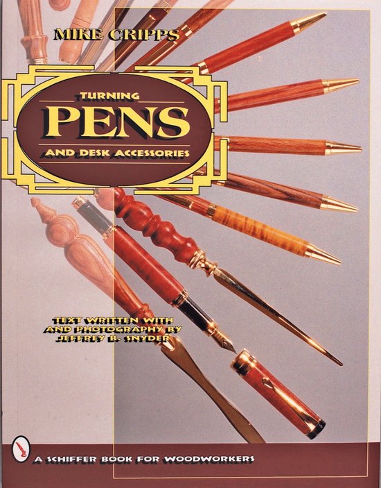 Livre présentant divers stylos en bois et accessoires de bureau, avec les titres "Turning Pens and Desk Accessories" et "Mike Cripps".