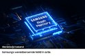 Glowende Samsung Flash Memory chip op een moederbord.