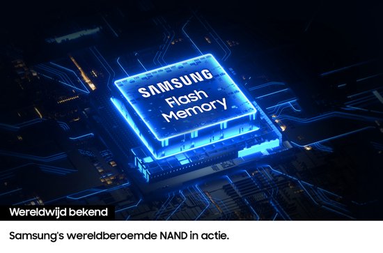 Glowende Samsung Flash Memory chip op een moederbord.