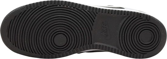 Onderkant van een zwarte Nike sneaker met een cirkelvormig profiel en het "NIKE" logo in het midden.