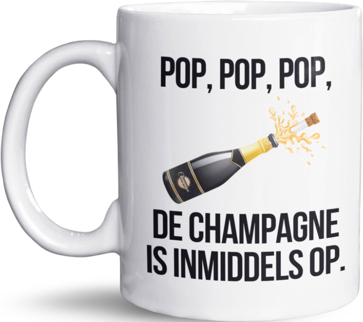 NietMokken.nl - Grappige mok met tekst: "Pop, pop, pop, de champagne is inmiddels op." - Perfect voor Oud & Nieuw of een feestje - Aan beide zijden bedrukt - Vaatwasser- en magnetronbestendig