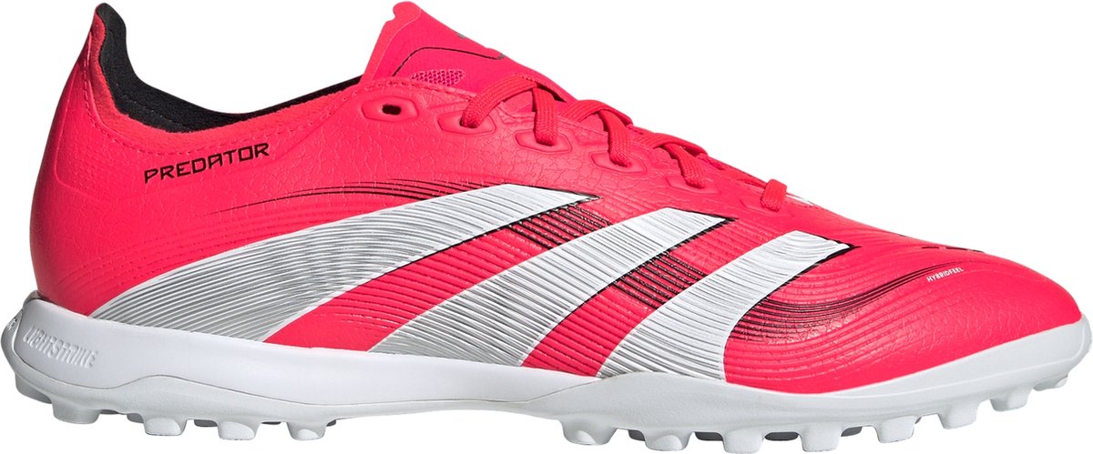 adidas Predator League turf voetbalschoenen in rood met 3D-textuur en witte strepen, ontworpen voor doelpunten.