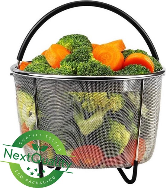 Zilverkleurige metalen stoommand met zwarte handgreep, gevuld met broccoli, wortels en tomaten. Groen logo 'NextQuality Quality Tested Eco Packaging'.
