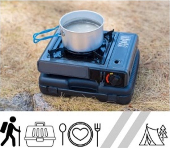 Zwart draagbaar campinggasfornuis met pan met water erop, in natuurlijke omgeving.