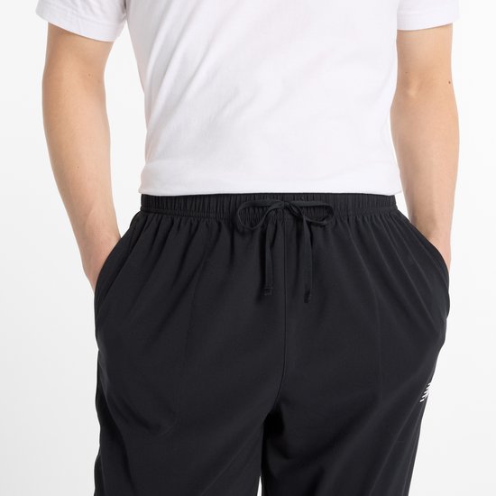 Zwarte New Balance sportbroek met strikceintuur en steekzakken.