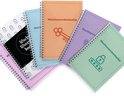 Vijf notitieboekjes, deels overlappend. Kleuren: roze, zwart, lichtblauw, oranje, paars en groen. De omslagen hebben diverse symbolen zoals sleutels en sloten.
