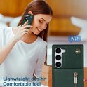 Femme avec un étui de téléphone vert foncé à fermeture éclair, parlant au téléphone.