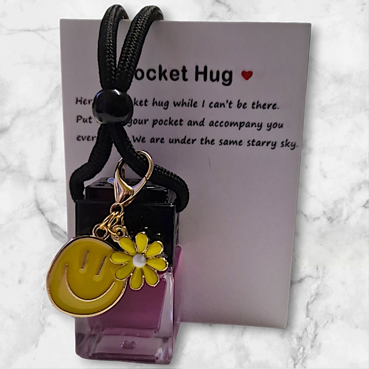 Goedkoopste Autoparfum Smiley | met YELLOW Pocket HUG | La vie Scent | 8ml | Wenskaart | Geïnspireerd | Dupe | Car Perfume | Autogeur | Auto parfum | Autogeurtje | Luchtverfrisser | Auto Geurverfrisser | Kerstcadeau | Bedankt cadeautje | Verjaardagscadeau