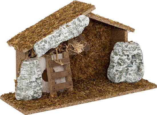 Houten kerststal met rieten dak, stenen details en een houten hekje, schuin gezien.
