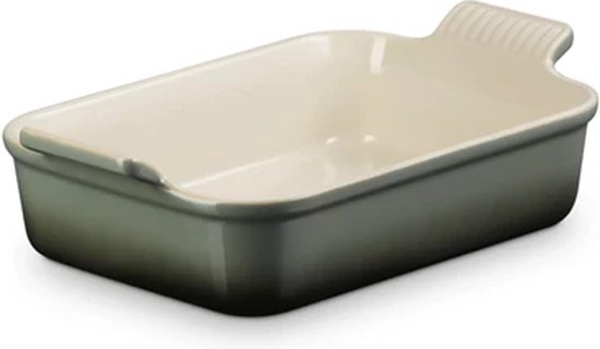 Kleine rechthoekige ovenschaal in 'thyme' groen met crèmekleurige binnenkant en één ribbelige handgreep.