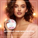 Model met bruin golvend haar en een roze jurk, houdt een ronde pot Body Butter met rozenprint vast. Zachte belichting.
