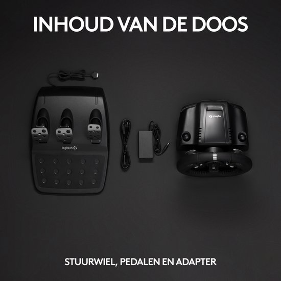 Inhoud van de doos: zwart racestuur, pedalen en stroomadapter op een donkere achtergrond.