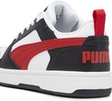 Close-up van de hiel van een wit-zwarte PUMA Rebound v6 sneaker met rode PUMA-tekst.