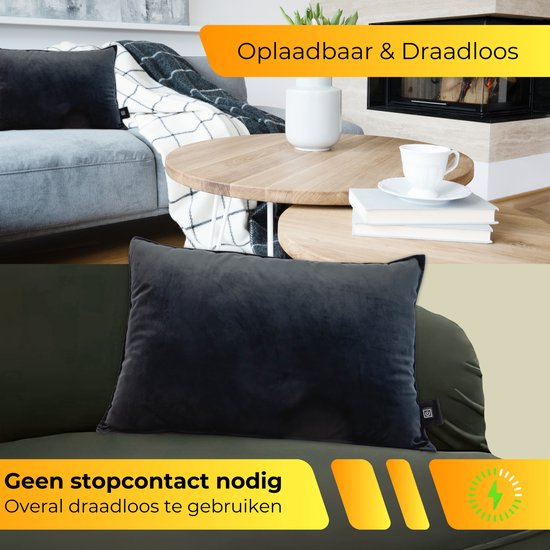Donkergrijs fluwelen kussen op een bank in een woonkamer, opgeladen en draadloos.