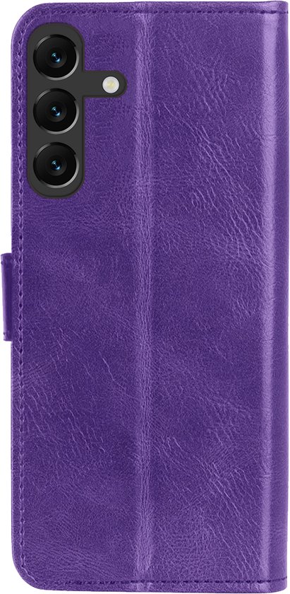 Paarse lederen telefoonboekhoes open, met zicht op de camera's van de telefoon.