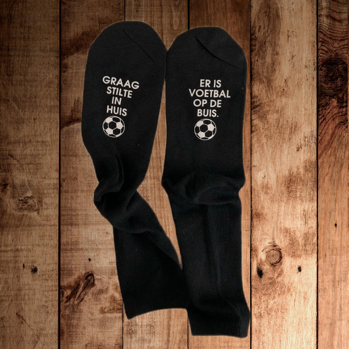 Unieke Zwarte Sokken Set "Graag stilte in huis, Er is voetbal op de buis." - Leuk Kraamcadeau / Vaderdagcadeau