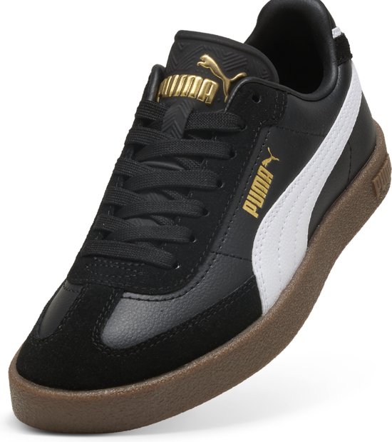 Zwarte Puma sneaker met witte Puma-streep en gouden logo, bruine zool.