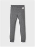 Donkergrijze joggingbroek met elastische tailleband en boorden. Achterzak met label.