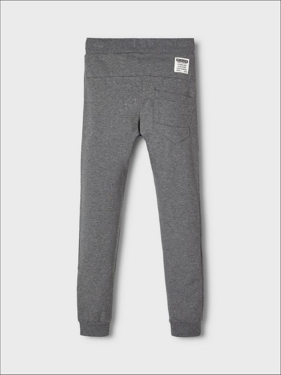 Donkergrijze joggingbroek met elastische tailleband en boorden. Achterzak met label.