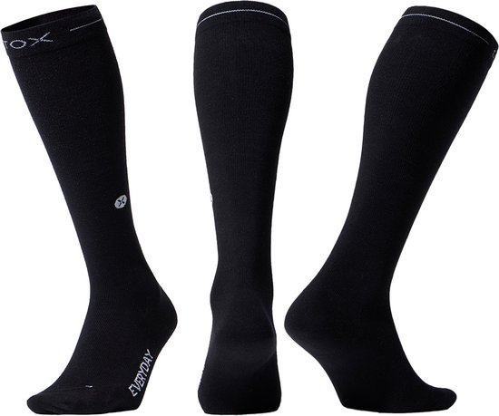 Drie zwarte STOX compressiekousen, van de voorkant, achterkant en zijkant.