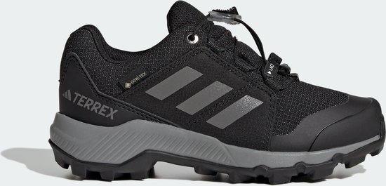Zwarte kinderschoen met grijze Adidas-strepen en grijze zool.