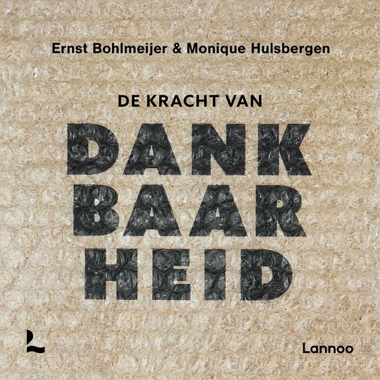 Boekcover met de tekst 'DE KRACHT VAN DANKBAARHEID' in grote zwarte letters tegen een beige achtergrond.