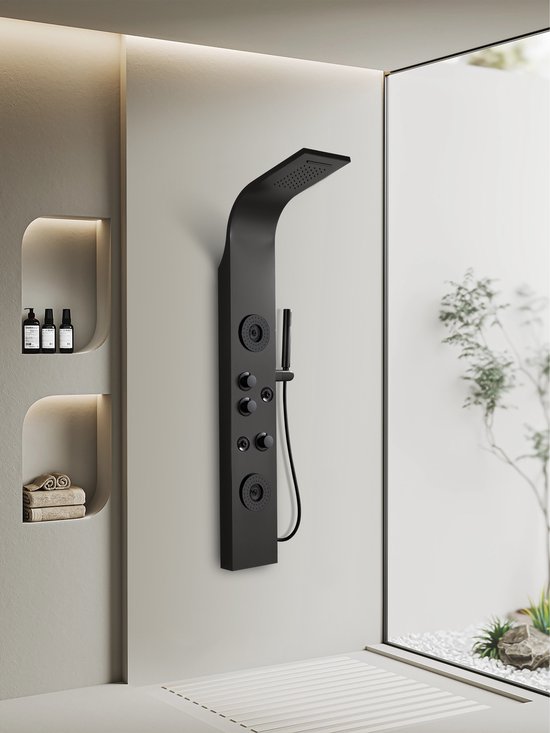 Mat zwarte douchepaneel met handdouche, regendouchekop en massage jets, gemonteerd in een moderne badkamer.