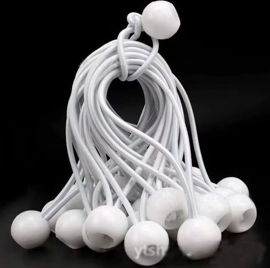 Een bundel witte elastieken met witte ballen aan de uiteinden, tegen een zwarte achtergrond.