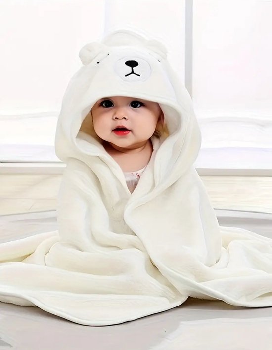 Witte badcape met ijsbeer-mutsje, gedragen door een baby.