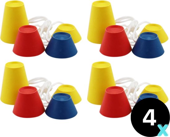 Vier sets van vier golf tees in geel, rood en blauw, met touwtjes.