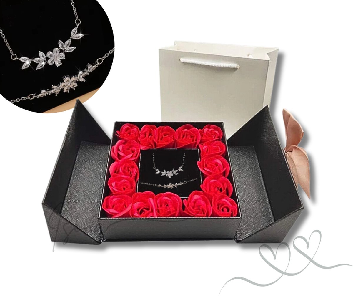 Goedkoopste Isona Cadeau voor Vrouw - Cadeaurozen - Ketting en Armband - Sieradendoos - Luxe Geschenkset Vrouwen - Verjaardagscadeau - Geschenkdoos - Juwelen - Badzeep Rozen - Giftset - Liefde - Relatie - Vriendschap - Kerst - Kerstmis - Zwart - Zilver