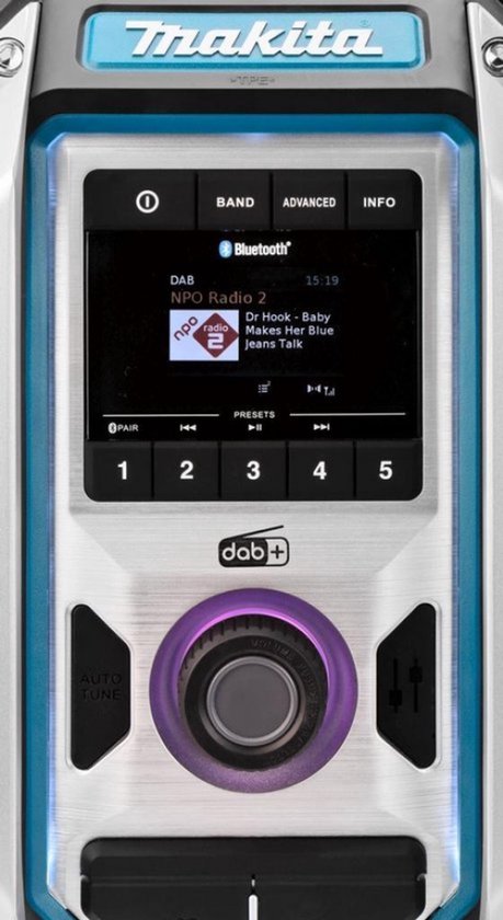 Detail van Makita radio display met NPO Radio 2 en de songtitel 'Baby Makes Her Blue Jeans Talk'.