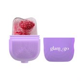 Paarse gezichtsroller met een ijsblokje met framboos erin en deksel met 'glam and go' logo.