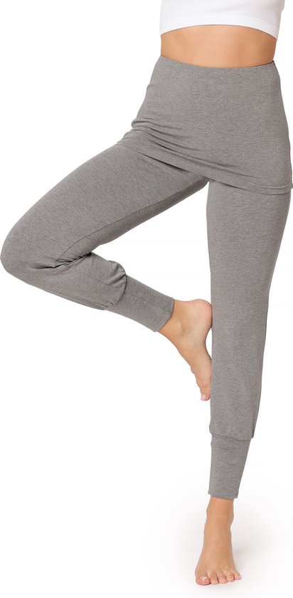Gedetailleerde weergave van de grijze yogabroek met rokje en zoom.