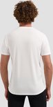 Homme aux cheveux bouclés portant un t-shirt de sport blanc Rogelli et un pantalon de sport noir, dos visible.