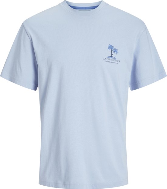 Lichtblauwe T-shirt met kleine palmbomenopdruk op de linkerborst.